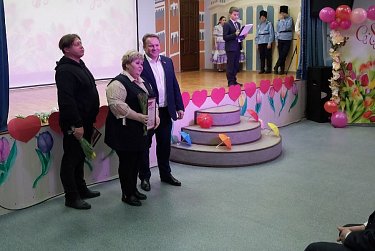 Депутаты поздравили женские коллективы